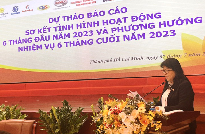 Đồng chí Nguyễn Thị Thanh Trúc – UVBTV, Trưởng Ban Tổ chức Đảng ủy Tổng Công ty Thương mại Sài Gòn báo cáo tại hội nghị.
